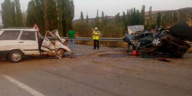 İki otomobil çarpıştı: 1 ölü, 3 yaralı