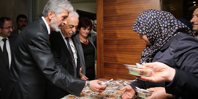 Sincan Belediye Başkanı Tuna Aşure Dağıttı