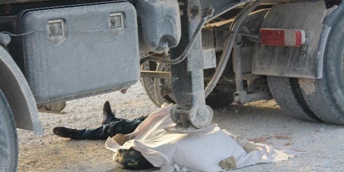 Kamyonun Altında Kalan Çocuk Babasının Gözü Önünde Can Verdi