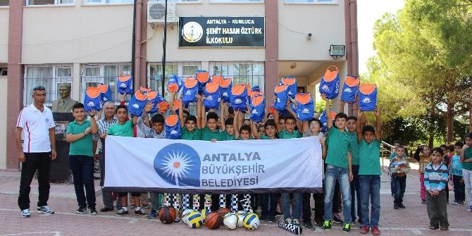 Büyükşehir’den Okullara Spor Malzemesi