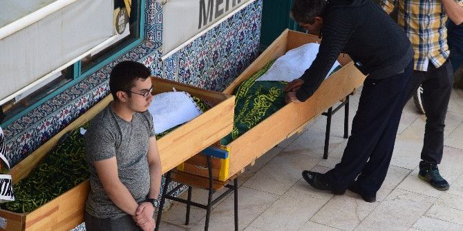 Bir Aile Son Yolculuğuna Uğurlandı