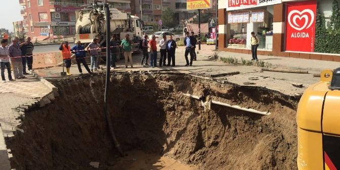Yer Altındaki Su Sızıntısı 13 Katlı Binanın Kaymasına Neden Oldu