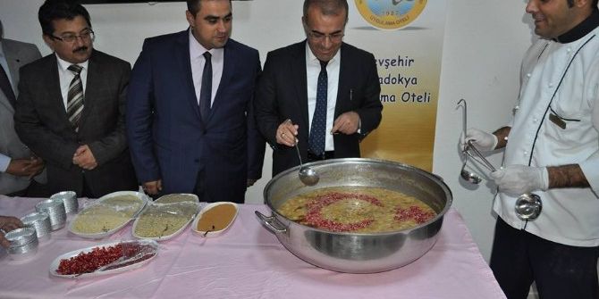 Milli Eğitim Müdürü Demir, Aşure İkram Etti