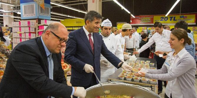 Carrefoursa, Maltepe Park’ta Müşteri Ve Çalışanlarına Aşure Dağıttı