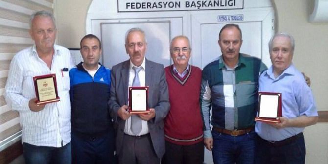 Futbolun Emektarlarına Plaket Verildi