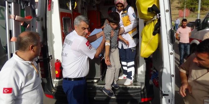 Yedikleri Yemekten Zehirlendiği İddia Edilen 50’den Fazla Öğrenci Hastaneye Kaldırıldı