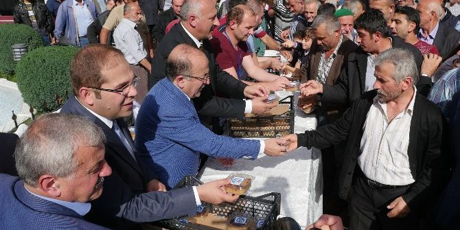 Trabzon’da Araklı Ve Of İlçelerinde Aşure Dağıtıldı