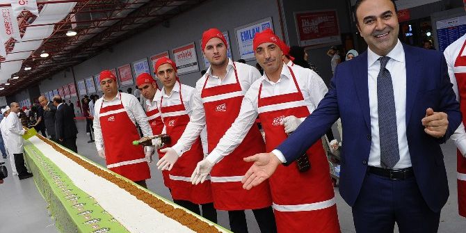 İstanbul’da ’Dünyanın En Uzun Çiğ Köfte Dürümü Rekoru’ 231 Metreyle Kırıldı