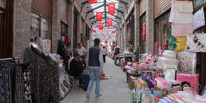 Restore Edilen Tarihi Bedesten Çarşısı Esnafından "Pankartlı" Teşekkür