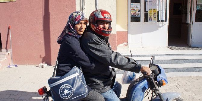 Motosikletle Okula Gitmeye Çalışıyor
