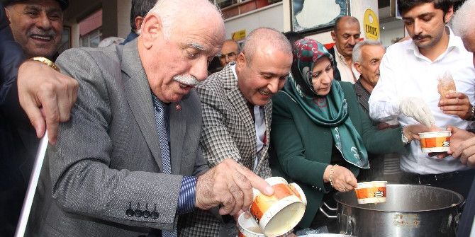 Malatya Ülkü Ocakları Aşure Dağıttı