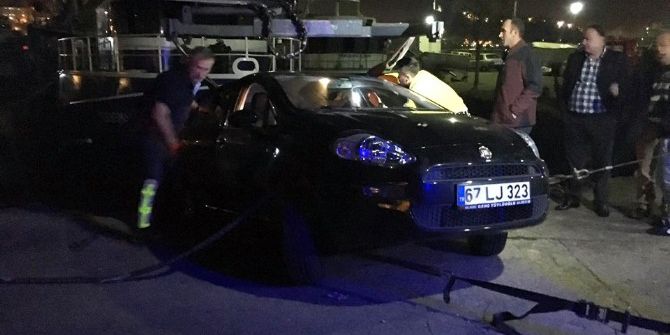 Sürücüyü Denize Düşmekten Vatandaşlar Kurtardı