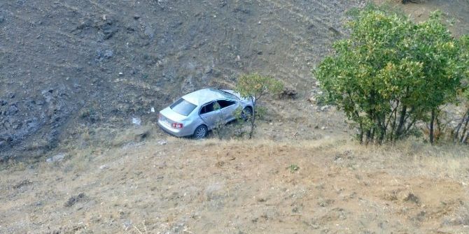 Otomobil Şarampole Uçtu: 4 Yaralı