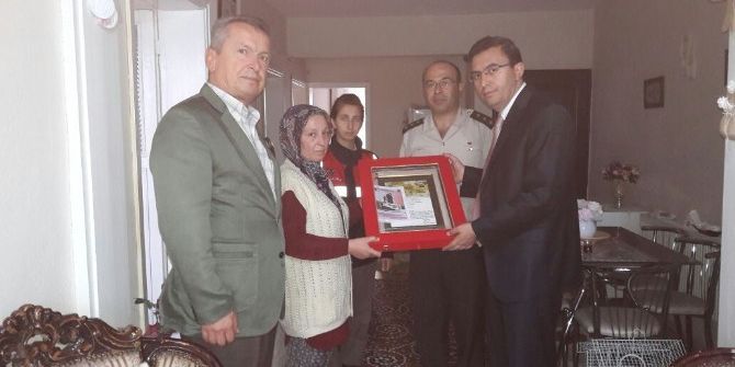 Şehidin Annesine Şehadet Belgesi Verildi