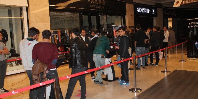 Konya’da İphone 7 Kuyruğu