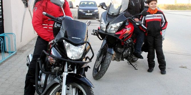 Öğretmen Çift Motosikletle 60 Kilometre Yol Kat Ederek Okula Gidiyor