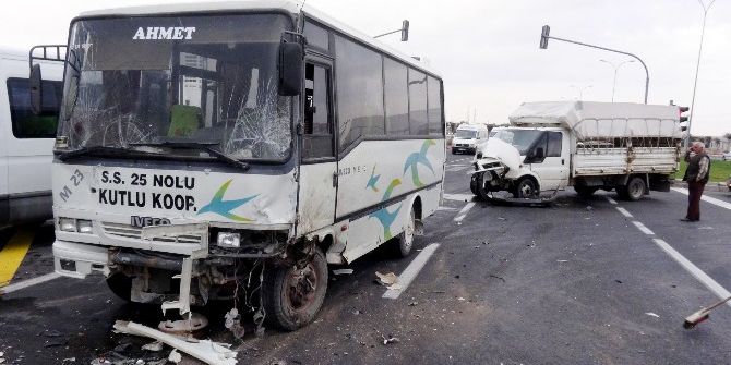 Öğrenci Servisi İki Kamyonete Çarptı: 12 Yaralı