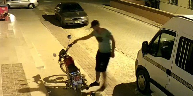 Motosiklet Hırsızları Güvenlik Kamerasında