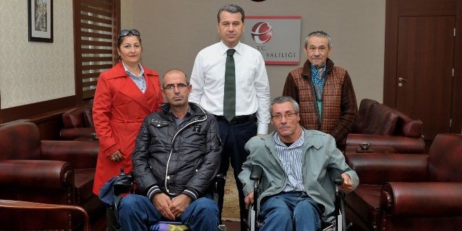 Bedensel Engelliler Derneği Üyeleri Vali Çelik’i Ziyaret Etti