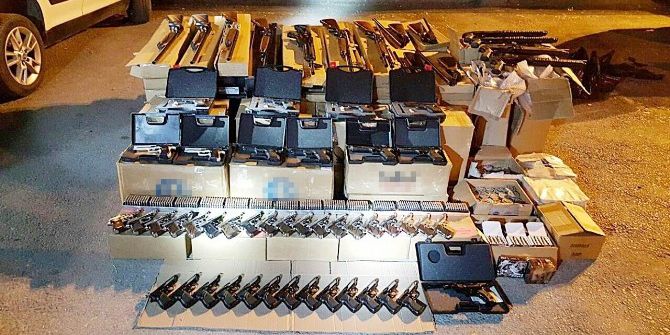 Şüpheli Kamyonetten Çok Sayıda Silah Çıktı
