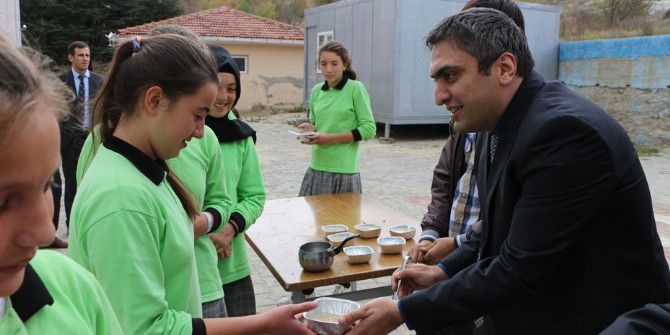 İmece Usulü Aşure Pişirip Öğrencilere Dağıttılar