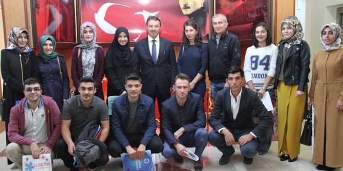 Erzurum’a Ataması Yapılan Öğretmenler Çiçeklerle Karşılandı