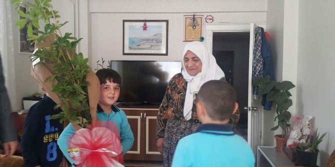 27 Ağustos İlkokulu Öğrencilerinden Şehit Ailelerine Ziyaret