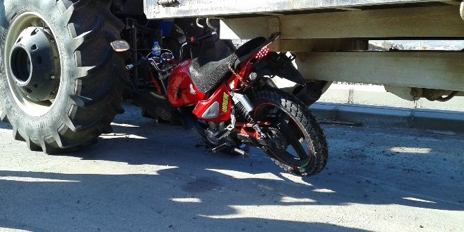 Motosiklet Traktörün Altına Girdi: 1 Yaralı
