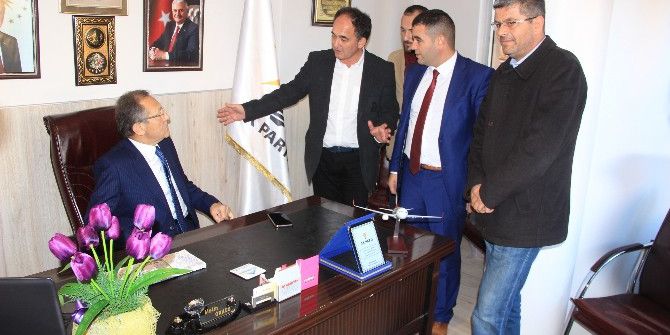 Balıkesir Büyükşehir Belediye Başkanı Uğur, Ak Parti Edremit İlçe Teşkilatını Ziyaret Etti