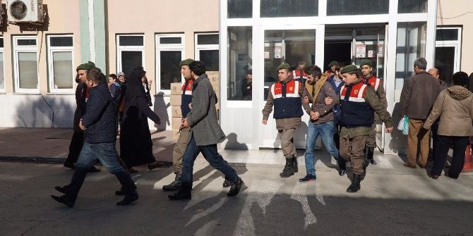 Jandarma Göçmenlerin Yerine Geçti, Organizatörleri Yakaladı