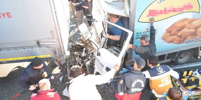Tır’a Çarpan Kamyonet Hurdaya Döndü: 1 Yaralı