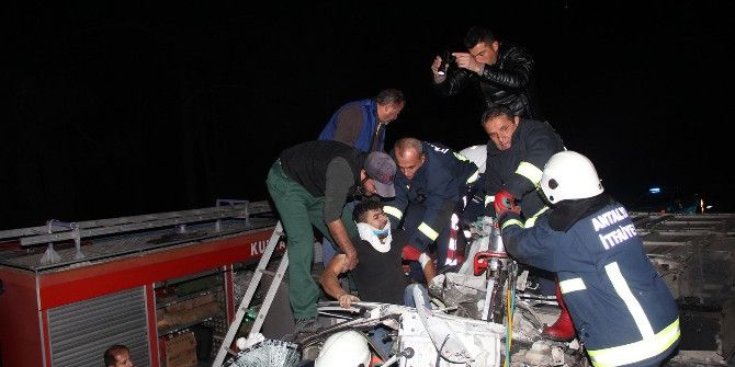 Sebze Yüklü Kamyon Otomobille Çarpıştı: 1 Ölü, 2 Yaralı