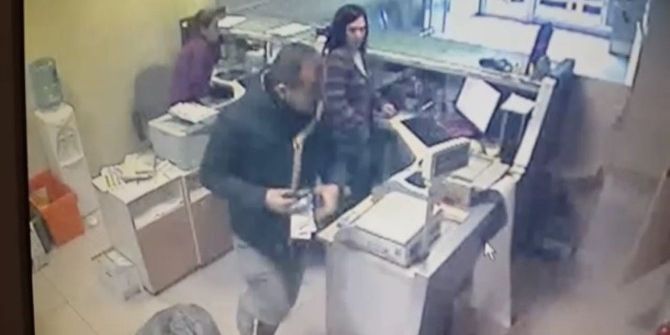Silahlı Soyguncu Ptt’de Hamile Memuru Da Yaraladı