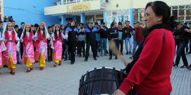 Kadın Davulcu Çaldı, Polis Ve Öğrenciler Halay Çekti