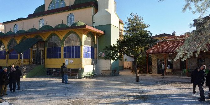 42 Evler Merkez Camii’ne Çevre Düzenlemesi Yapıldı