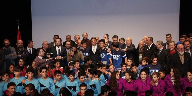 Yüzlerce Amatör Sporcu Ödüllendirildi