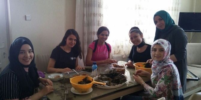 Öğretmenlerden Nöbet Tutan Polislere Börek Ve Poğaça İkramı