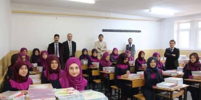 Oltu Kız Anadolu İmam Hatip Lisesine 90 Bin Liralık Kitap Yardımı
