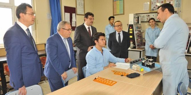 Vali’den Öğrencilere Tavsiye: Başarı Ve Sorumluluğu Paylaşın