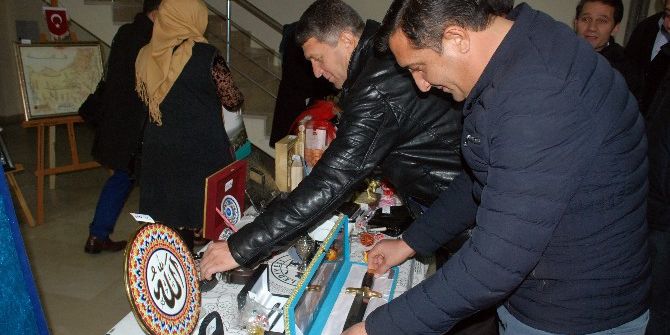 Belediye Başkanı Makamına Gelen Hediyeleri Suriyeliler İçin Açık Artırma İle Sattı