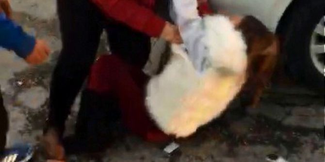 Aralarında Tartışma Çıkan İki Kadın Cadde Ortasında Birbirine Girdi