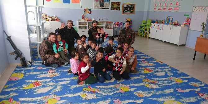 Özel Harekat Polislerinden Öğrencilere Kırtasiye Yardımı