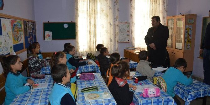 Kırsal Mahalle Okullarını Ziyaret Etti