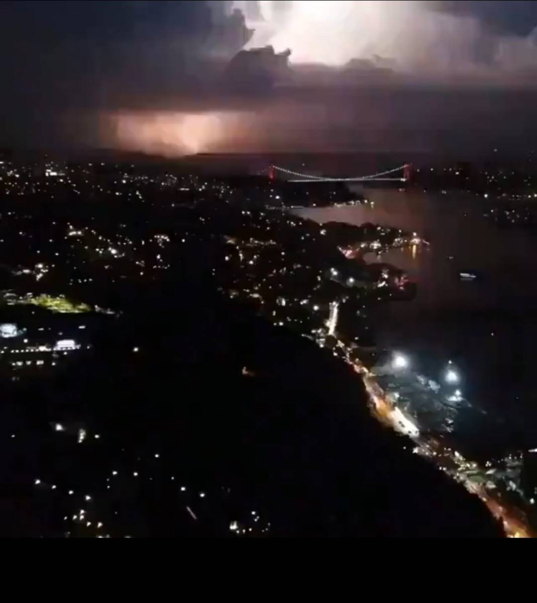 İstanbul’da şimşekler geceyi gündüze çevirdi | Galeri 10