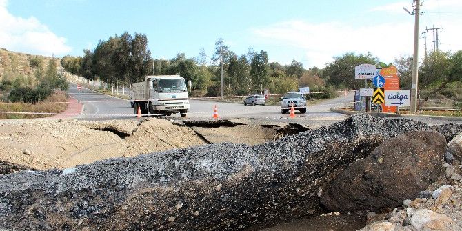 Bir Anda Yer Yarıldı, 4 Metrelik Çukur Açıldı