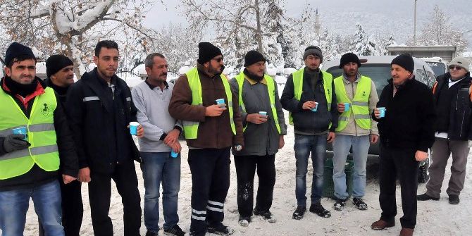 Başkan Akkaya’dan Kar Temizlik Ekiplerine Sıcak Salep İkramı
