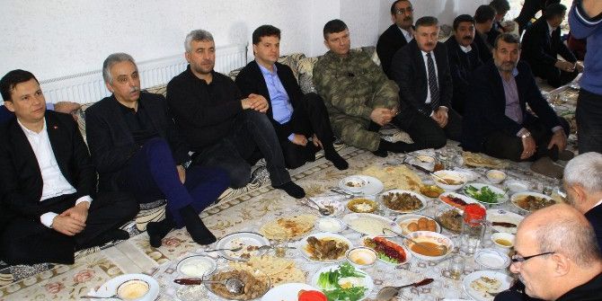 Ak Parti Heyeti Hakkari’de İstanbul’daki Terör Saldırısını Kınadı