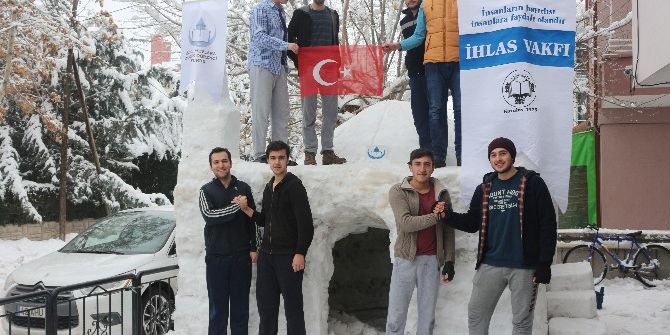 Üniversite Öğrencileri Kardan Cami Yaptı