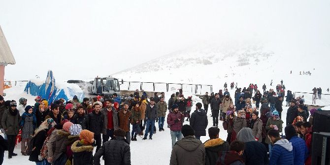 “Leğenini Kap Gel” Etkinliğinde Öğrencilerin Kayma Keyfi