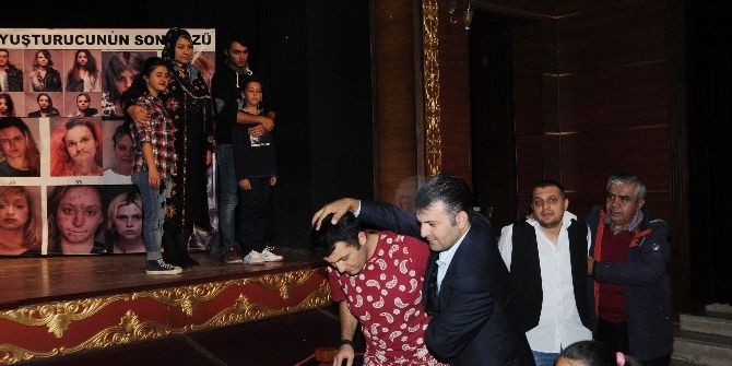 Kent Tiyatrosu 2016’yı Çiçekler Solmasın’la Uğurladı